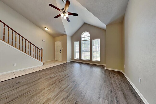 Foto del edificio - 55 Laughing Brook Ct