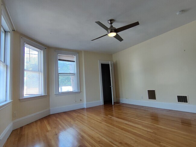 Foto del edificio - BROOKLINE 2BED WITH LAUNDRY IN UNIT - HARD...