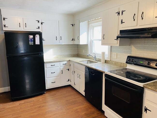 Building Photo - 1104 Waverly St