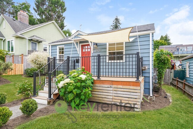 Building Photo - Inviting 3bed Seattle Home with Garage, Yard, and Parking!