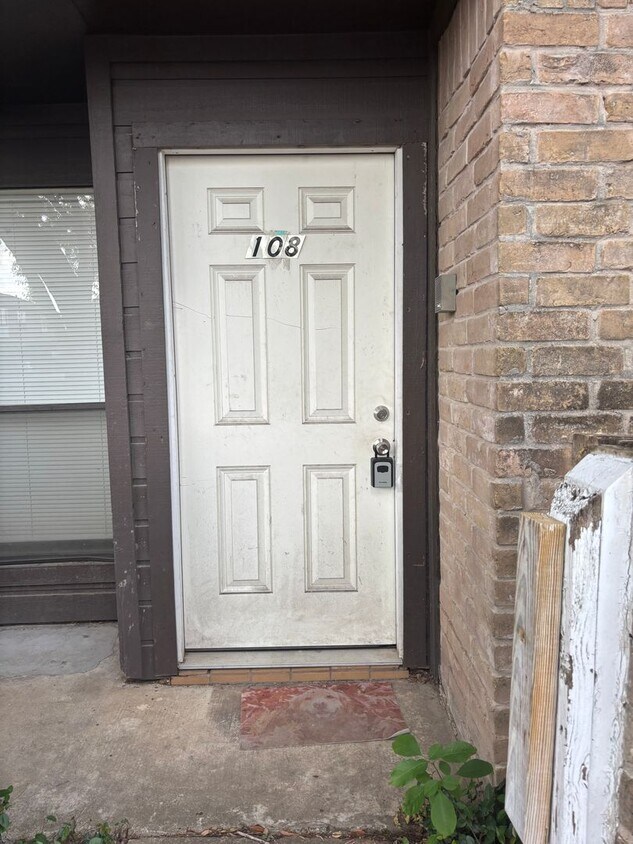 Primary Photo - 1 bed 1.5 bath Apply now! $200 Move in Special