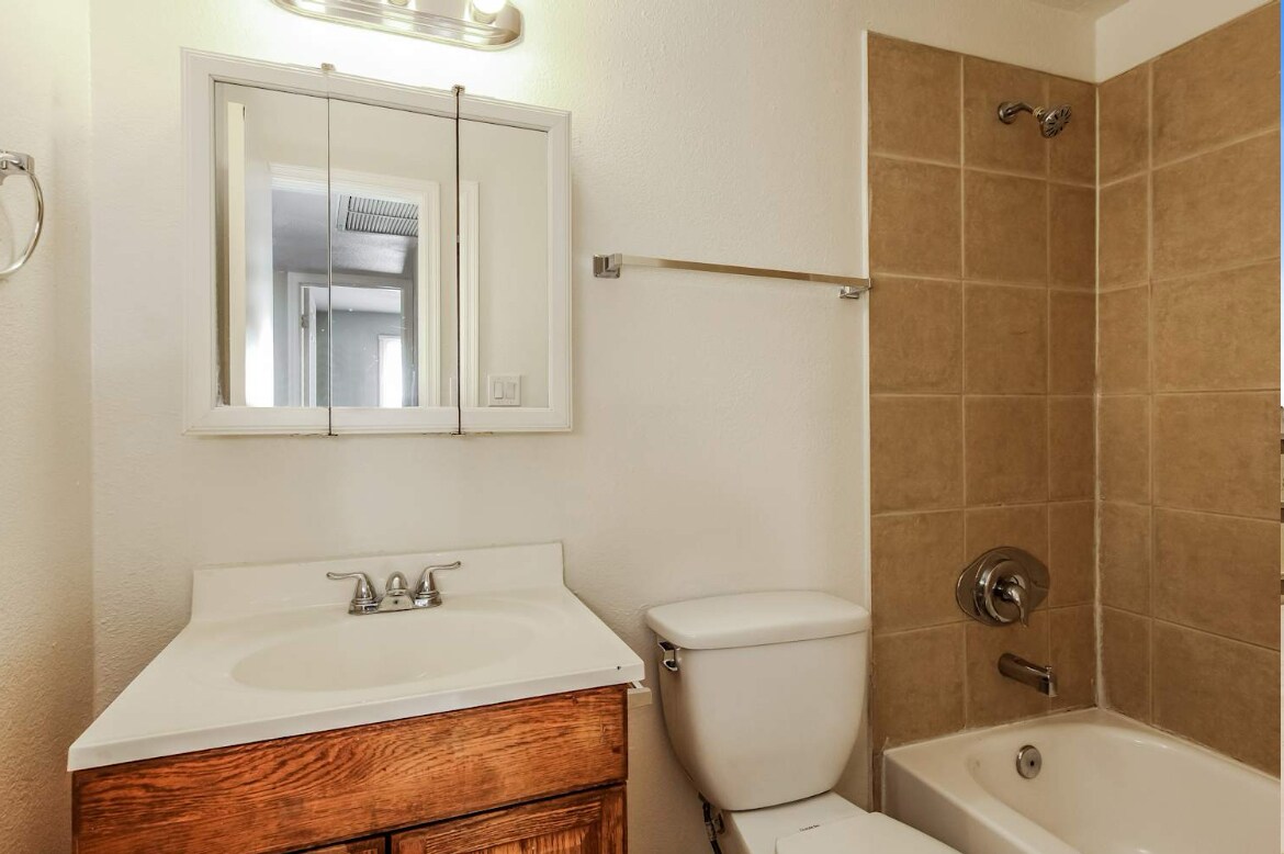 Foto principal - 766 Southside Dr