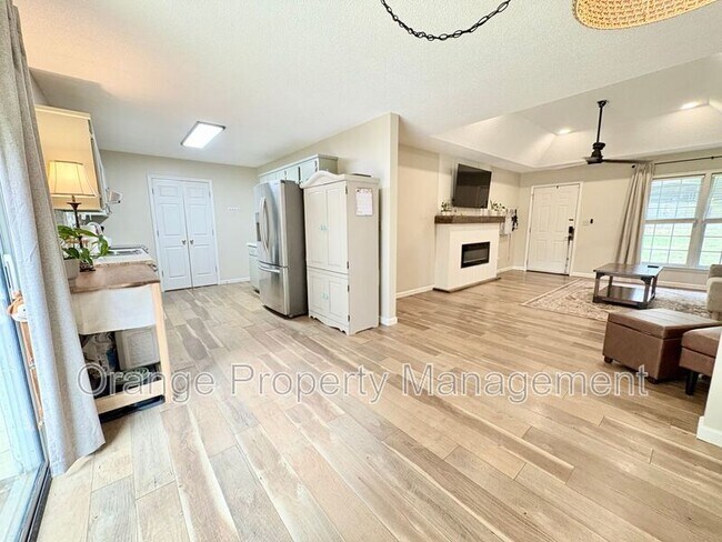 Foto del edificio - 415 Mayfield Dr