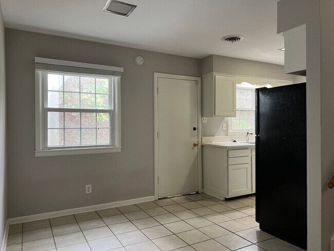 Building Photo - 1720 Kavanaugh Blvd