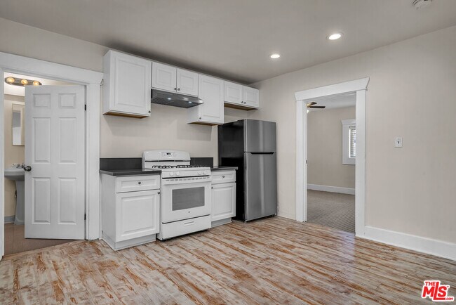 Foto del edificio - 2816 W Jefferson Blvd