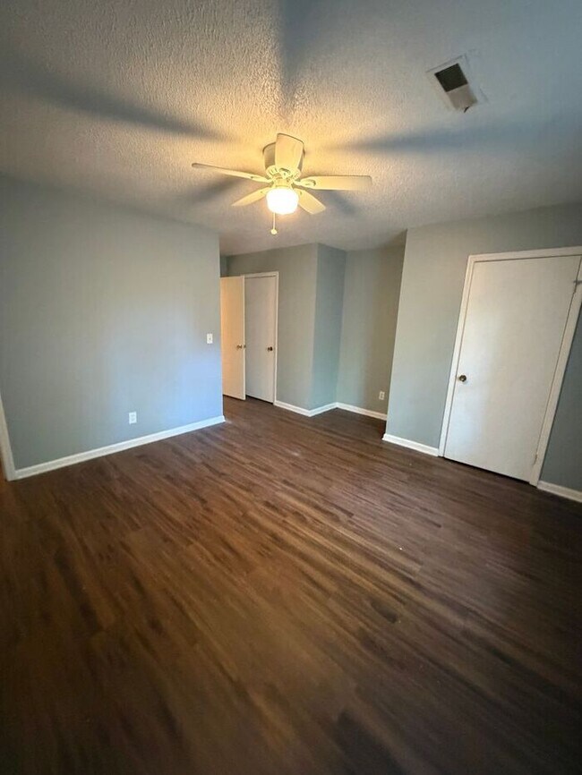 Foto del edificio - 2 Bedroom Available Today!