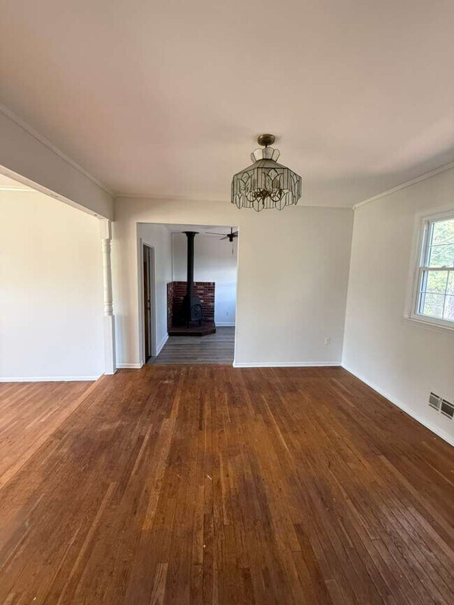 Building Photo - 648 Longview Dr