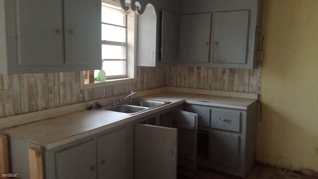 Building Photo - 3 br, 1 bath House - 240 Morrows Memorial ...