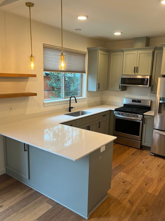 Building Photo - Contemporary 3/2.5 Talent home in Central Location | Available Now