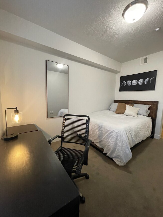 Building Photo - 250 E 500 S