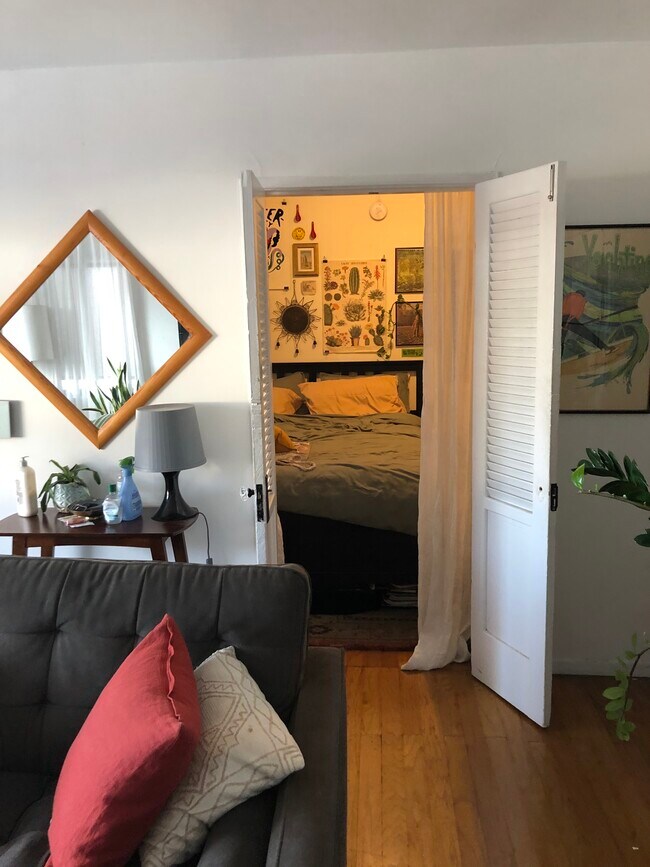 front bedroom - 949 N Vendome St