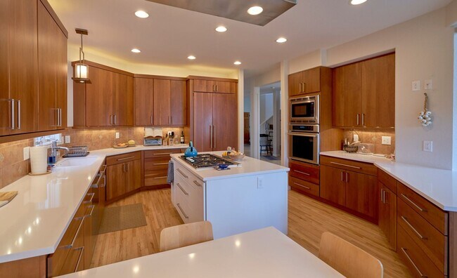 Foto del edificio - Spacious, sunny, furnished home in East Bo...