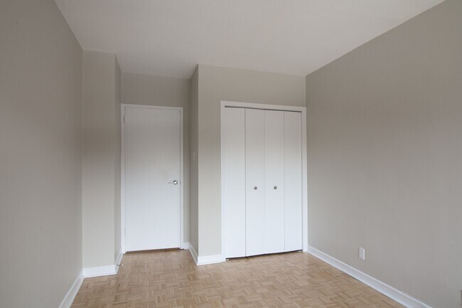 Building Photo - 4555 Av. Bonavista