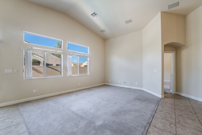 Foto del edificio - Charming Home with 2 Primary Bedrooms with...