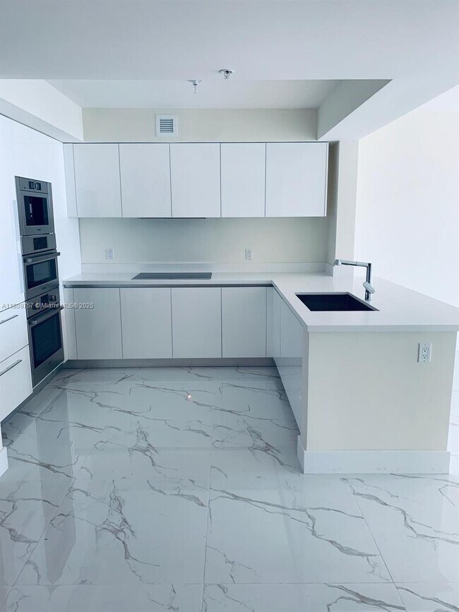 Foto del edificio - 330 Sunny Isles Blvd