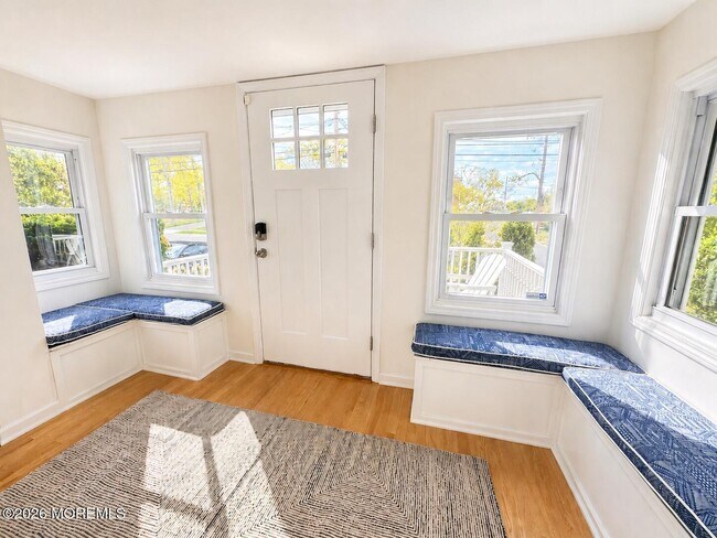 Foto del edificio - 561 Monmouth Ave