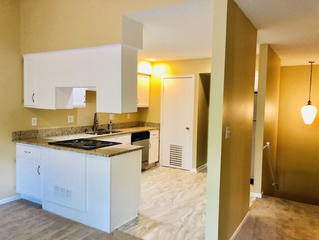 Building Photo - 4844 Belleview Ave