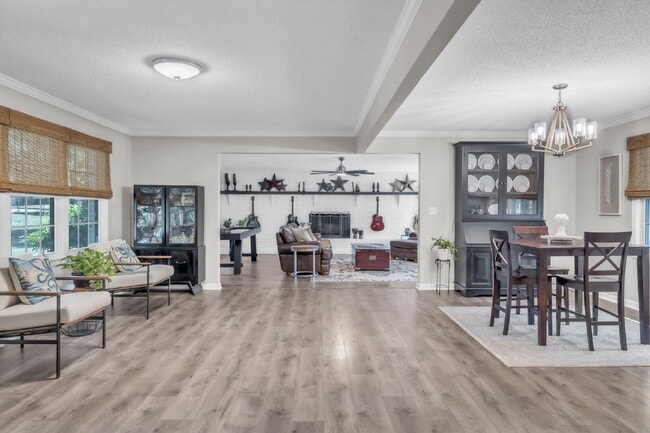 Foto del edificio - Renovated 3 Bed / 1.5 Bath Home with Open Floor Plan & Two Spacious Living Areas $1,975/mo rent