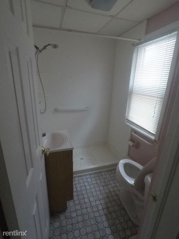 Building Photo - 2 br, 1 bath Apartment - 75 Pine street