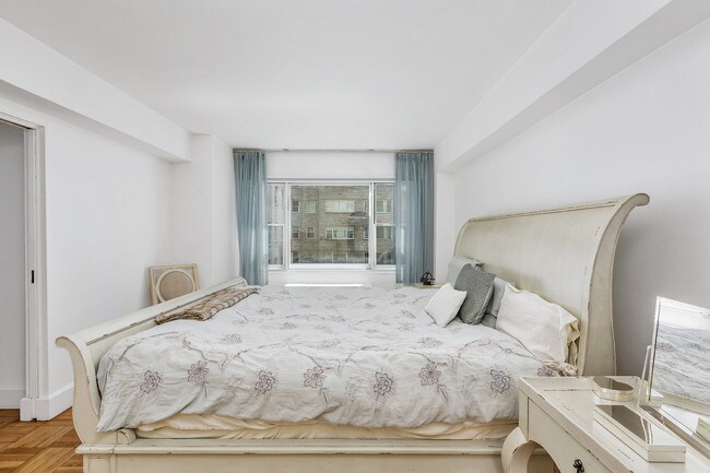Foto del edificio - 100 W 57th St