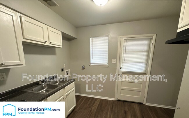 Foto del edificio - 1056 Hudson St