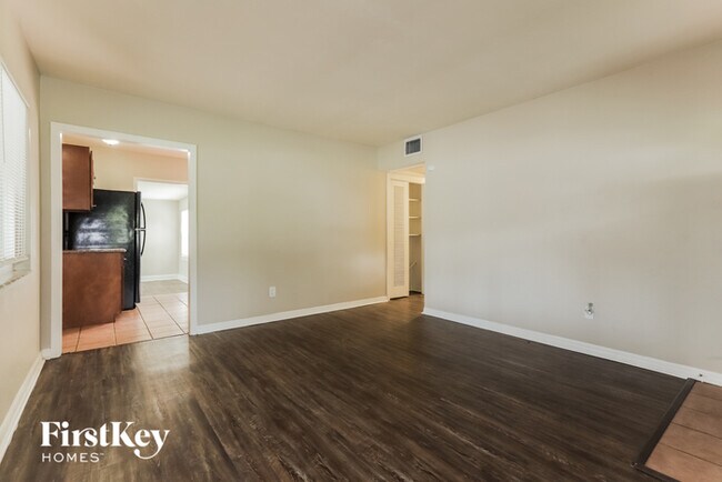 Foto del edificio - 10112 N Ashley St