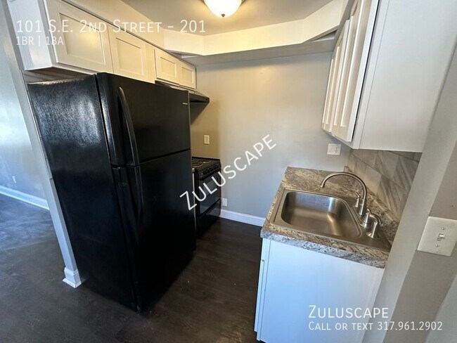Foto del edificio - $99 First Month Rent.... Remodeled Studios...
