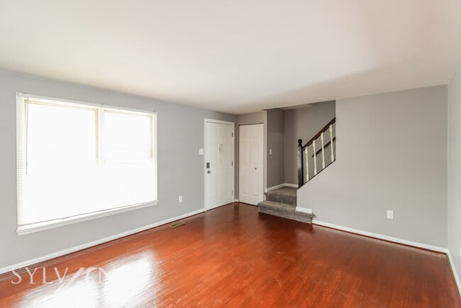Building Photo - Come view this charming 3BR 2BA townhome