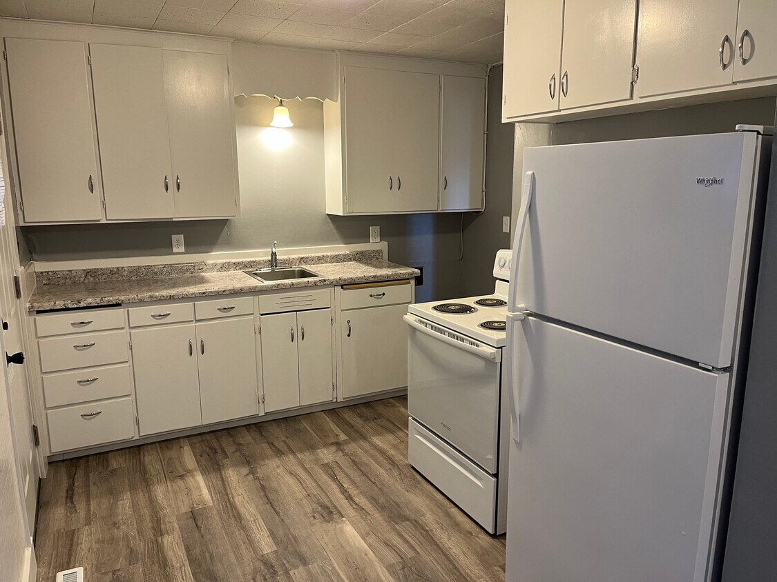 Kitchen - 515 Trott Ave SW
