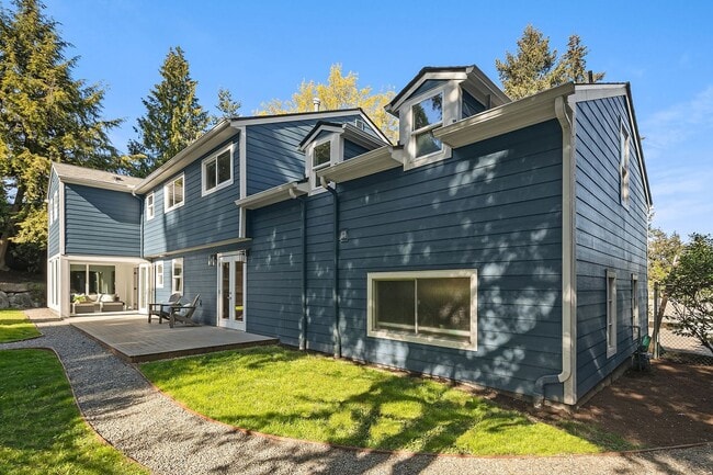 Building Photo - Traditional 5-bedroom 3.25 bath Mercer Island