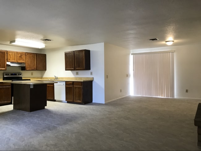 Building Photo - Chandler 3 Bedroom 1.75 Bathroom - Fireplace