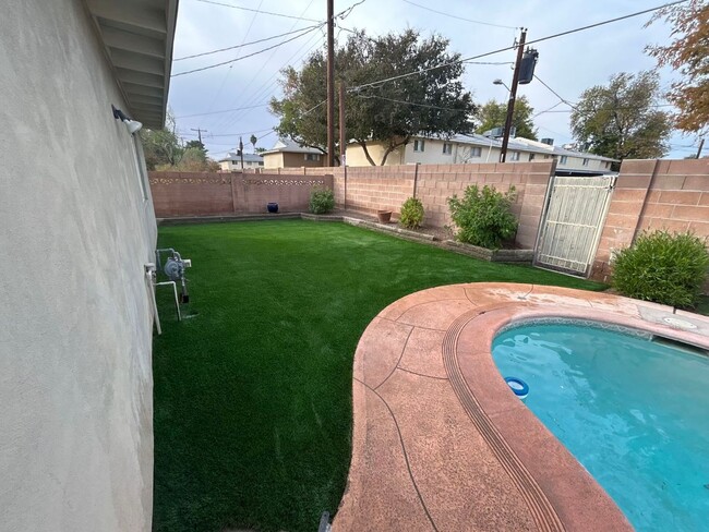 Foto del edificio - 3820 Grandview: Spacious 4-bedroom, 2-bath home with large bedrooms and no carpet