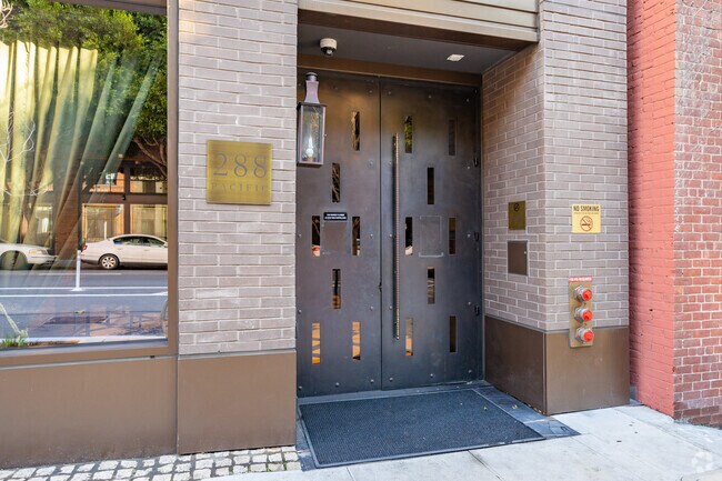 Entrada - 240 Pacific Ave