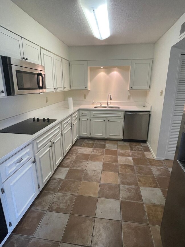 Building Photo - 2BD/2BA Condo located in Perkins Gardens