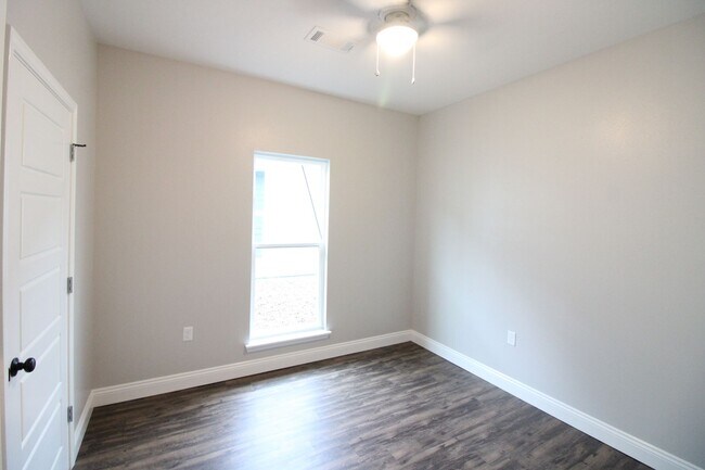 Foto del edificio - 305 Lacey Eden Ln