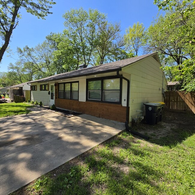 Building Photo - Beautiful 4 bedrooms and 2 full baths home located on E 113th St in Kansas City, MO