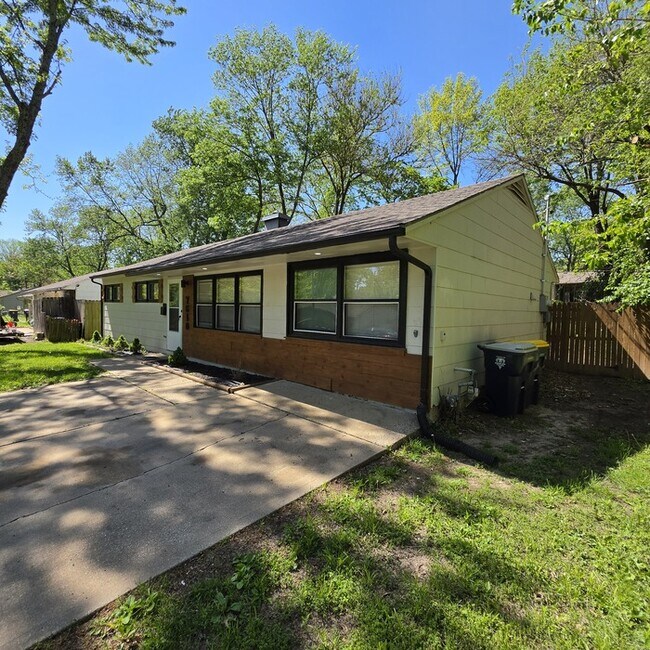 Foto del edificio - Beautiful 4 bedrooms and 2 full baths home located on E 113th St in Kansas City, MO