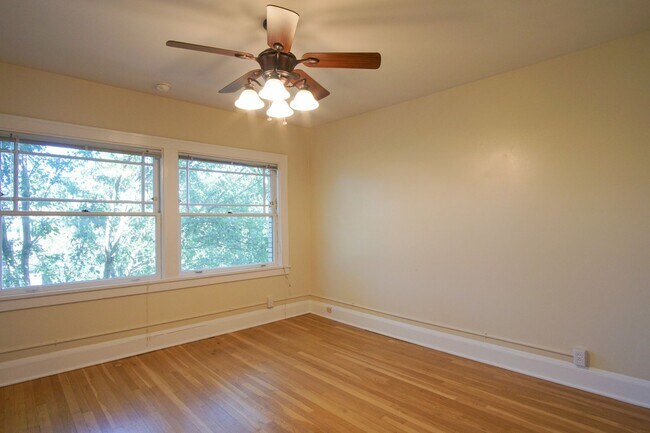 Building Photo - Top Floor Studio with Hardwood Floors and ...