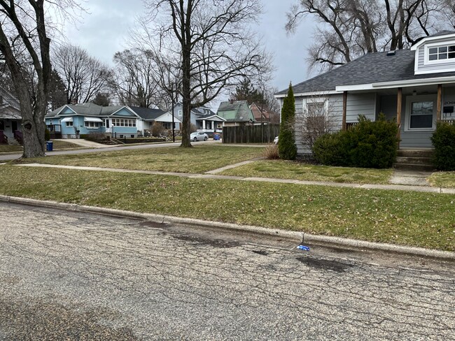 Foto del edificio - 2066 Sinclair Ave NE