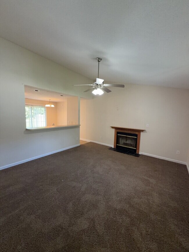 Foto del edificio - Charming 3 Bedroom, 2 Bath Home in Hubert-132 Daphne Drive