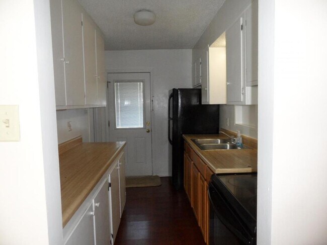 Building Photo - 2117 SW Edgewater