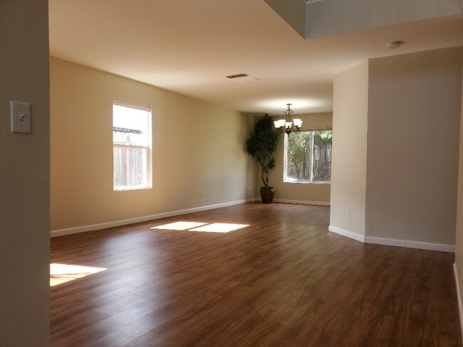 Foto del edificio - 4234 Crazy Horse Rd
