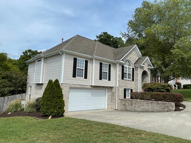 Building Photo - 8011 Squirrel Wood Ct