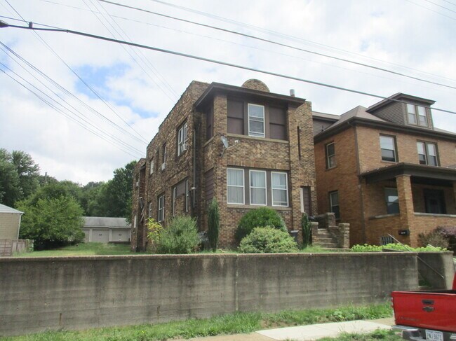 Building Photo - 1418 Lenz Ave