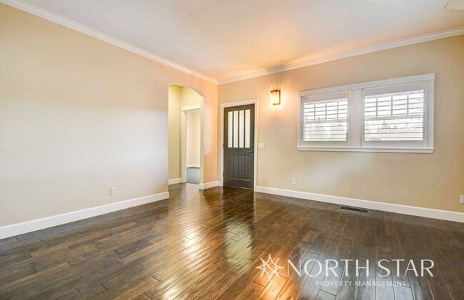 Building Photo - Stunning 3 bed/3 bath in Summit West