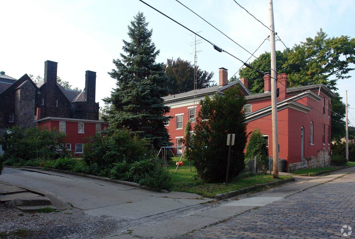 Building Photo - 220 4th St NE