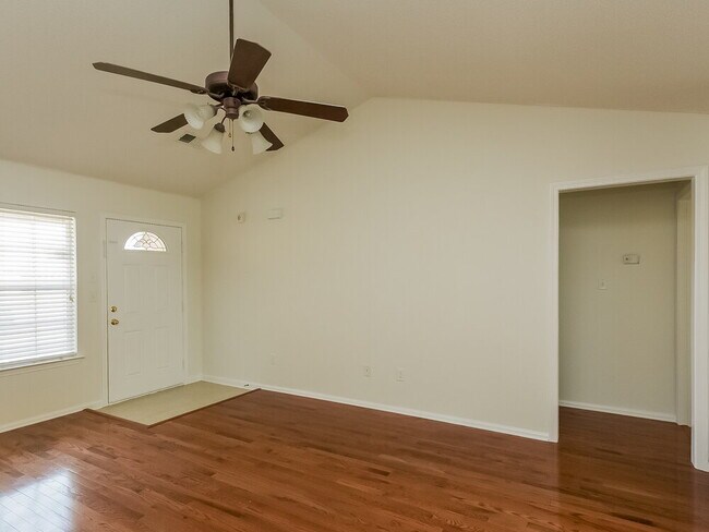 Foto del edificio - 6876 White Hawk Ln