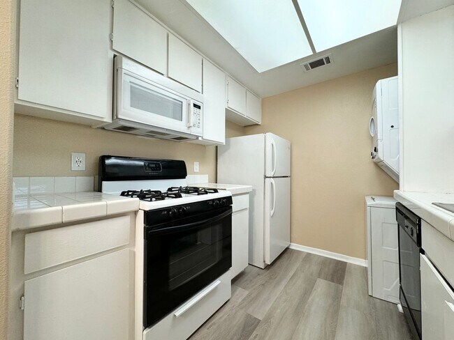 Foto del edificio - AVAILABLE NOW!! Charming UPSTAIRS 2 Bed/ 1 Bath Condo in Indio!!