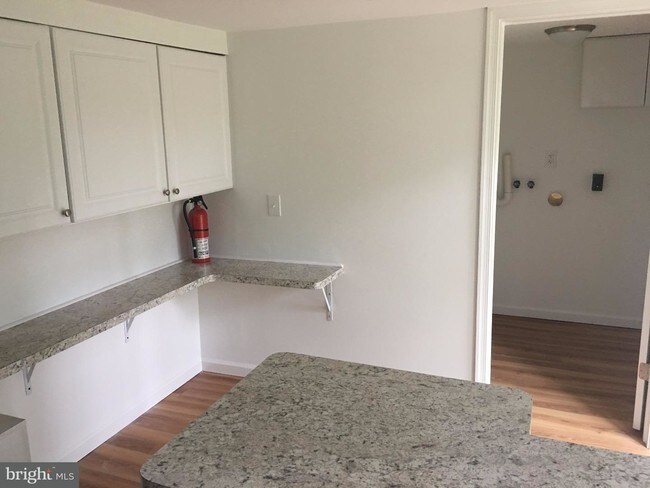 Foto del edificio - 438 Stoneybrook Rd