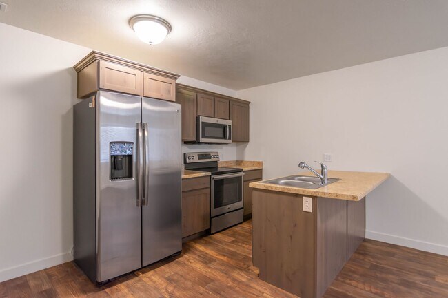 Building Photo - Gorgeous 2-Story Townhomes w/UnFinished Ba...